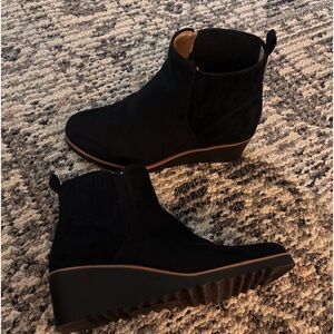 Life stride velocity black wedge boots